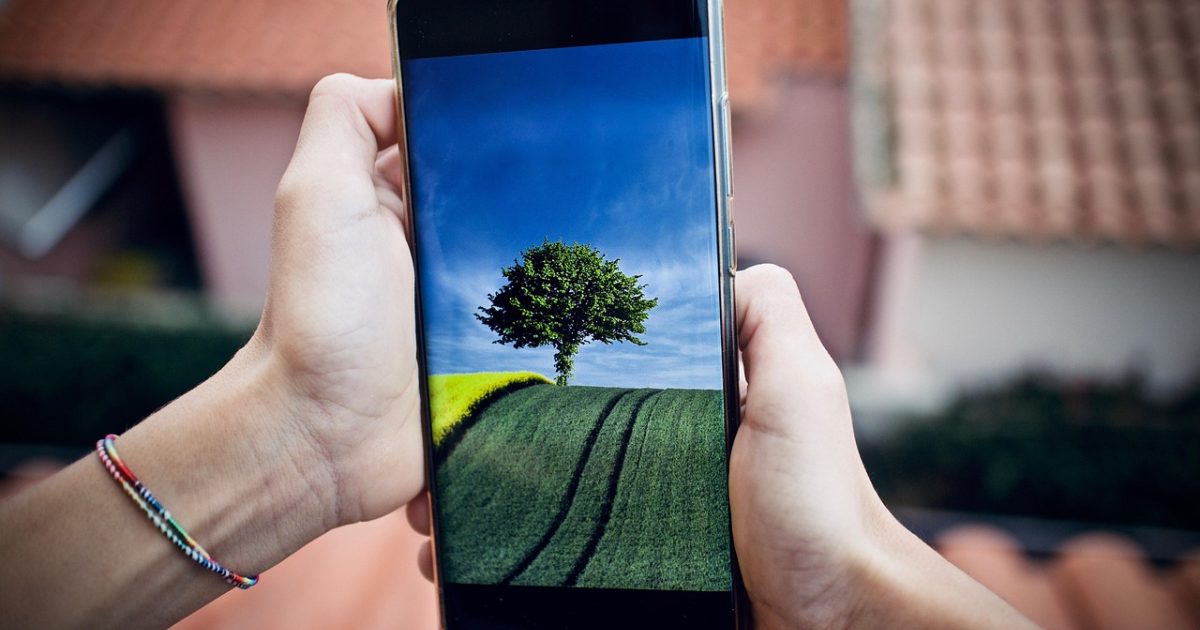 h5小游戏 App 主界面在手机屏幕上展示，暖橙色几何背景中排列着游戏卡片与收藏栏，灯光柔和，呈现沉浸式的移动端游戏大厅氛围